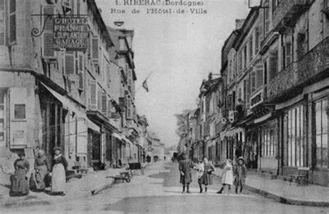 La rue de l'Hotel de Ville, rue principale de Ribérac, l'hotel de ville est devenu aujourd'hui la Poste